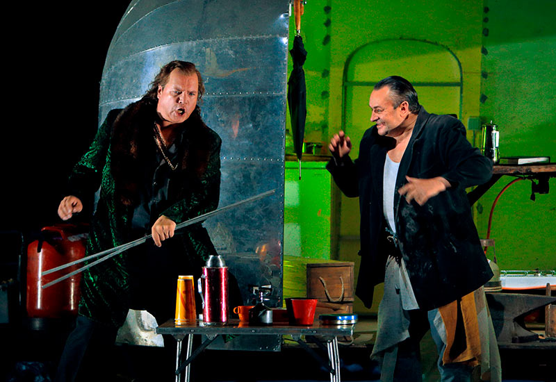 Stefan Vinke (Siegfried) and Andreas Conrad (Mime).