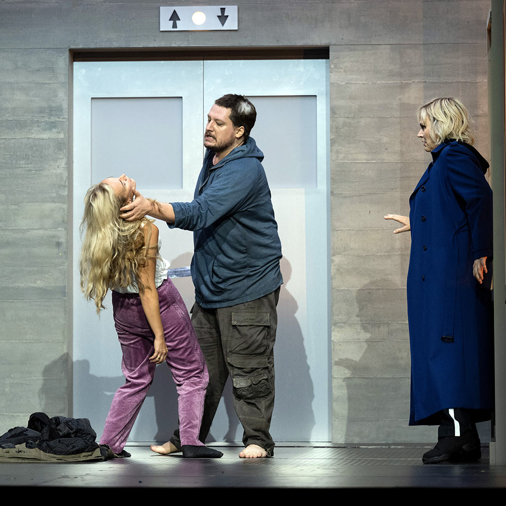 Vida Miknevičiūtė (Sieglinde), Robert Watson (Siegmund) and Anja Kampe (Brünnhilde). (Photo: Monika Rittershaus)