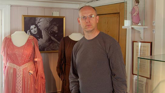 Per-Erik Skramstad foran to av Kirsten Flagstads Kundry-kostymer
