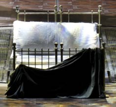 The bed in Act 1