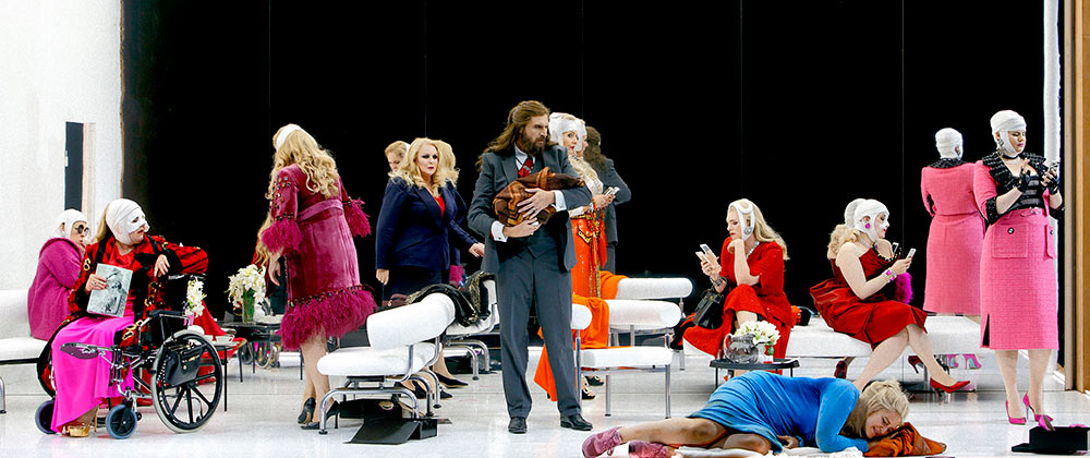 Igor Schwab as Grane (!) surrounded by the valkyries, who seem to be recovering after plastic surgery. Lise Davidsen in a blue dress to the right. (Photo: Enrico Nawrath, Bayreuter Festspiele)